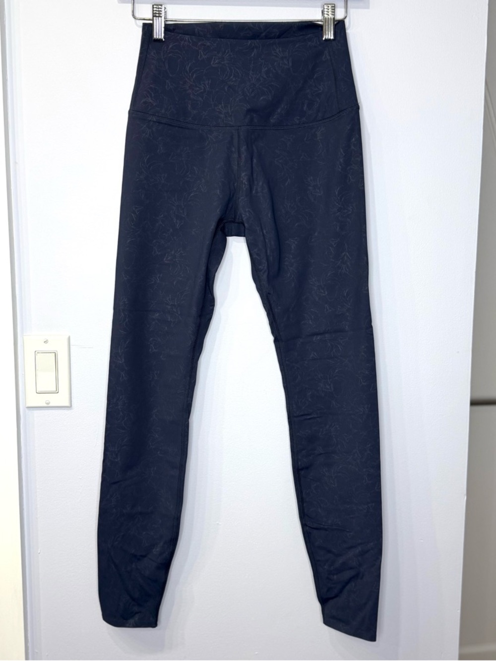 Tavi women’s High-Waist Navy Patterned Leggings. Size M. Excellent condition!